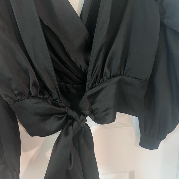 Elegant  V Neck Black Satin Wrap Top Size Medium - Picture 7 of 10